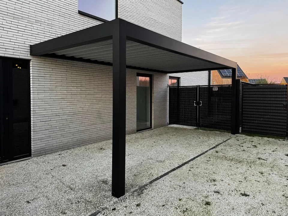 Aluminiowa konstrukcja carportu przy domu