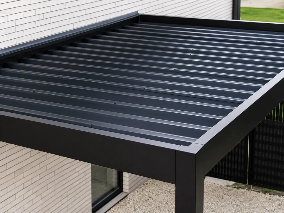 Detal pokrycia dachu carportu z blachy trapezowej