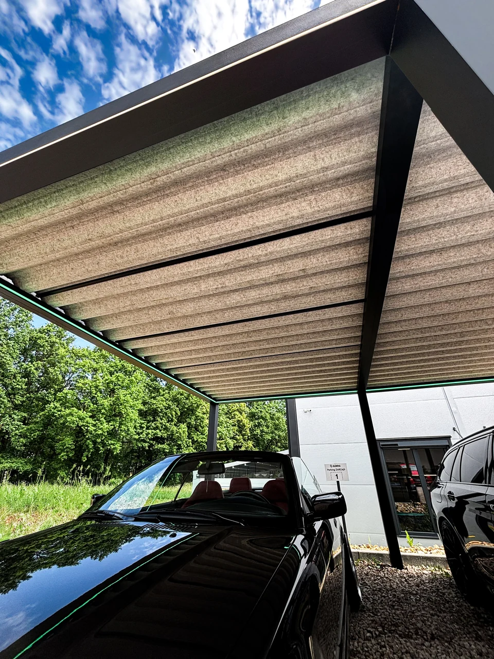 Dach carportu od spodu nad zaparkowanym samochodem