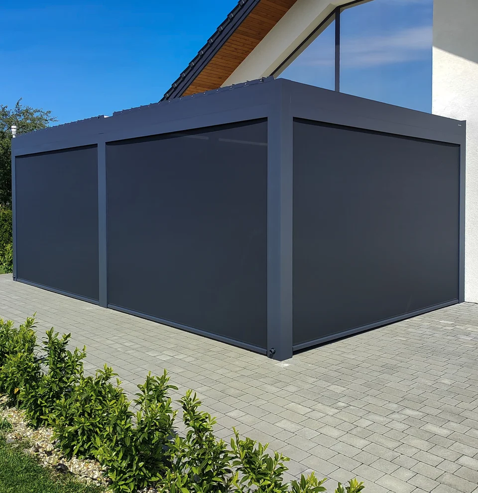 Grafitowa pergola z opuszczonymi osłonami po obu stronach